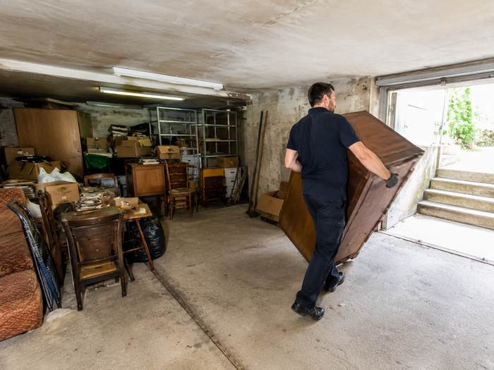 Débarras d'une cave encombrée, évacuation des objets